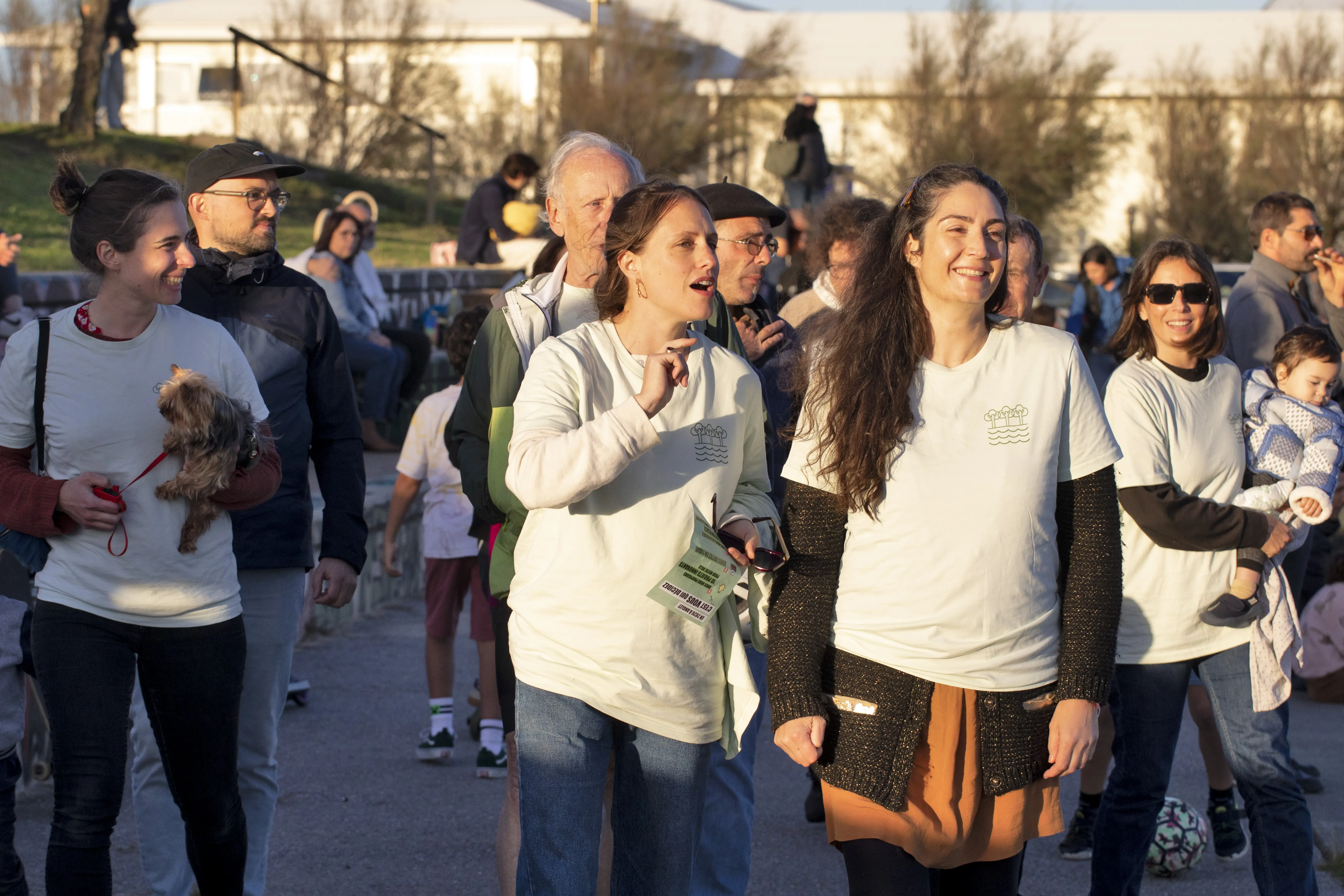 Angloys marchent sur les gradins du skatepark de la Barre à Anglet