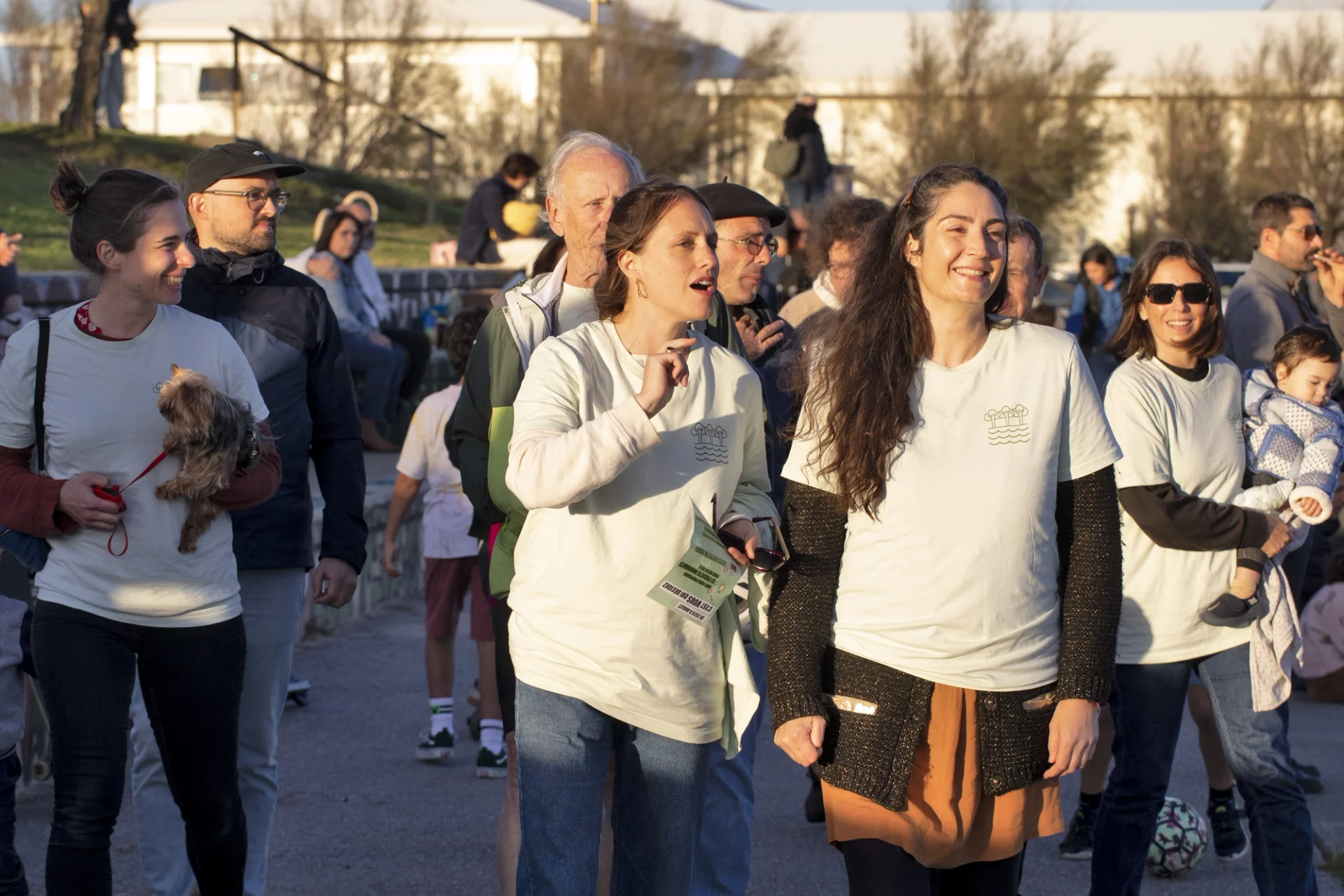 Membre de la liste Anglet Ensemble et des Angloys.es marchent sur les gradins du skatepark de la Barre à Anglet