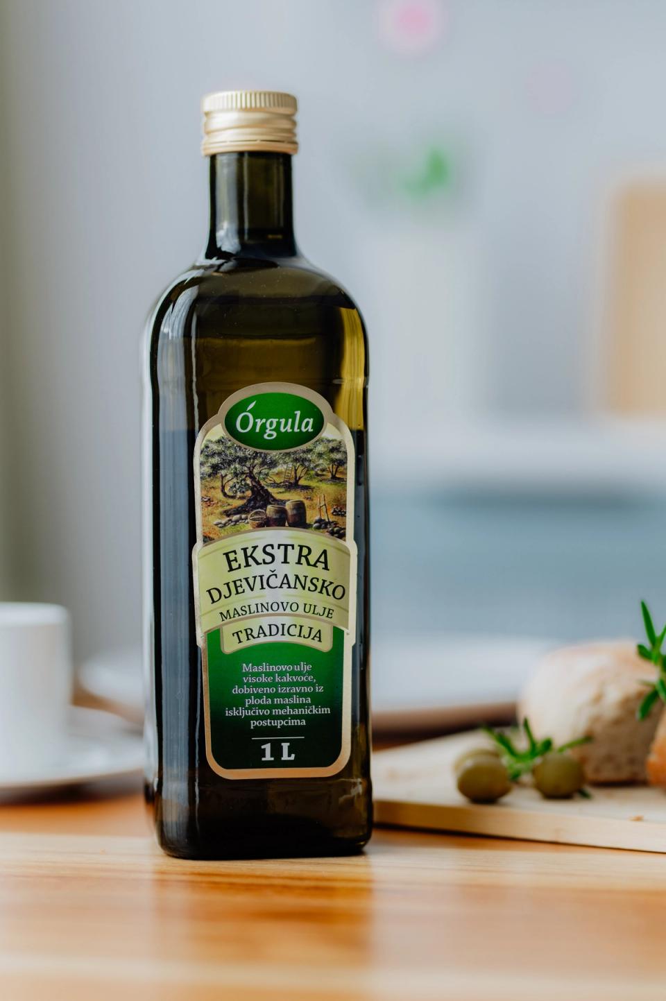 Butelka oliwy z oliwek Orgula, z zielono-złotą etykietą 