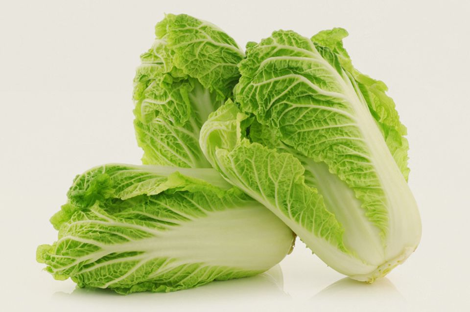 kapusta pekińska na stole