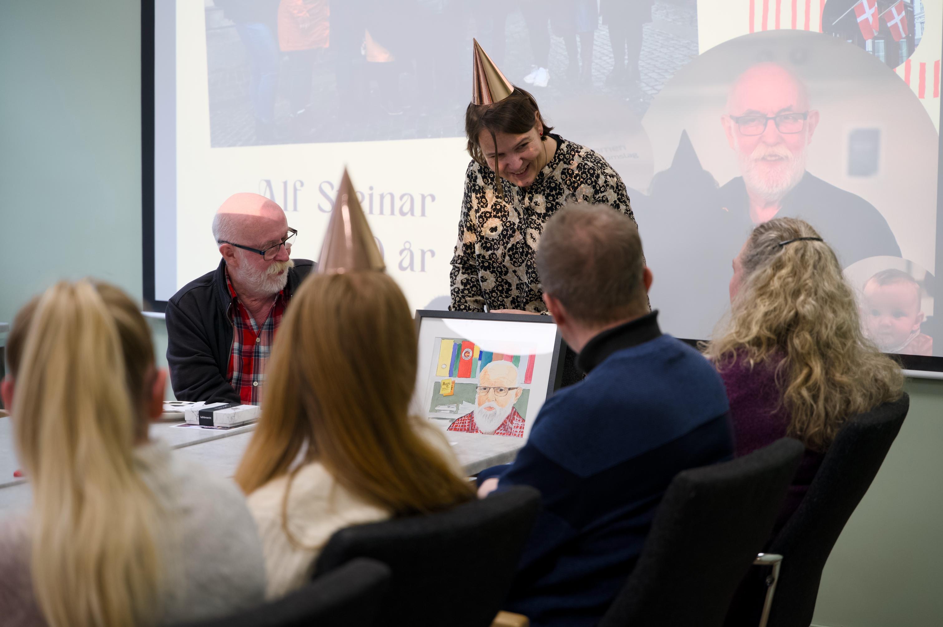 Generalsekretær Magni overrekk ei teikning av Alf Steinar under feiringa på kulturvernets hus.