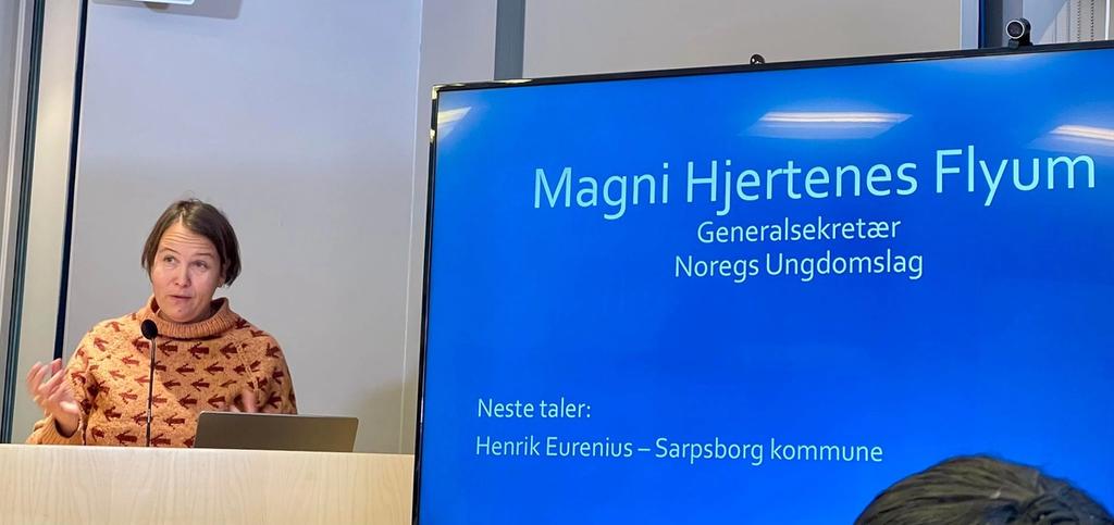 Magni Hjertenes Flyum på talarstolen på innspelsmøte til regjeringa