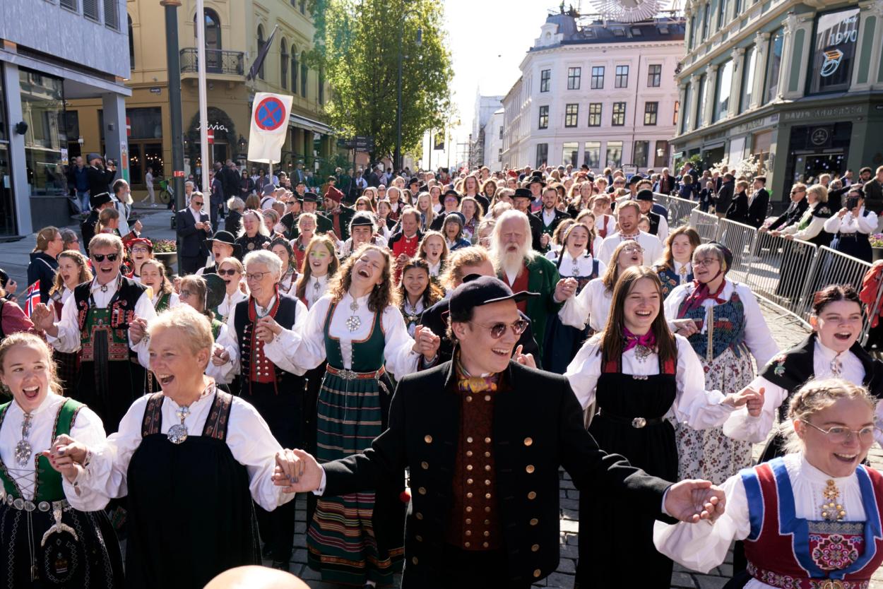 Leikarringen BUL Oslo dansar nedover Karl Johan på 17.mai