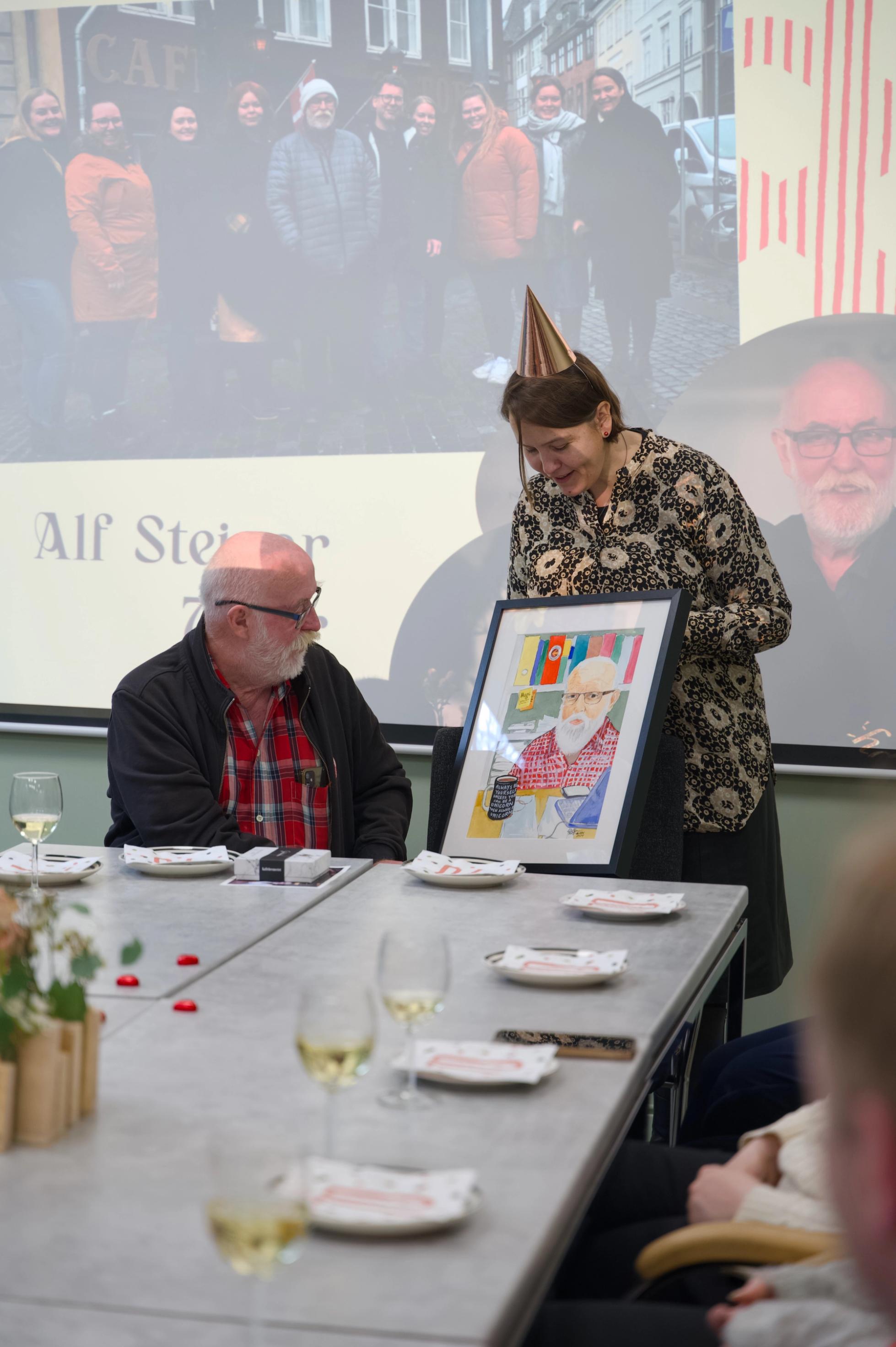 Generalsekretær Magni rekkjer Alf Steinar ei teikning av han.