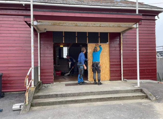 Montering av kopi av original dør, Trudvang Ungdomshus, Dale Ungdomslag, Fjaler kommune.