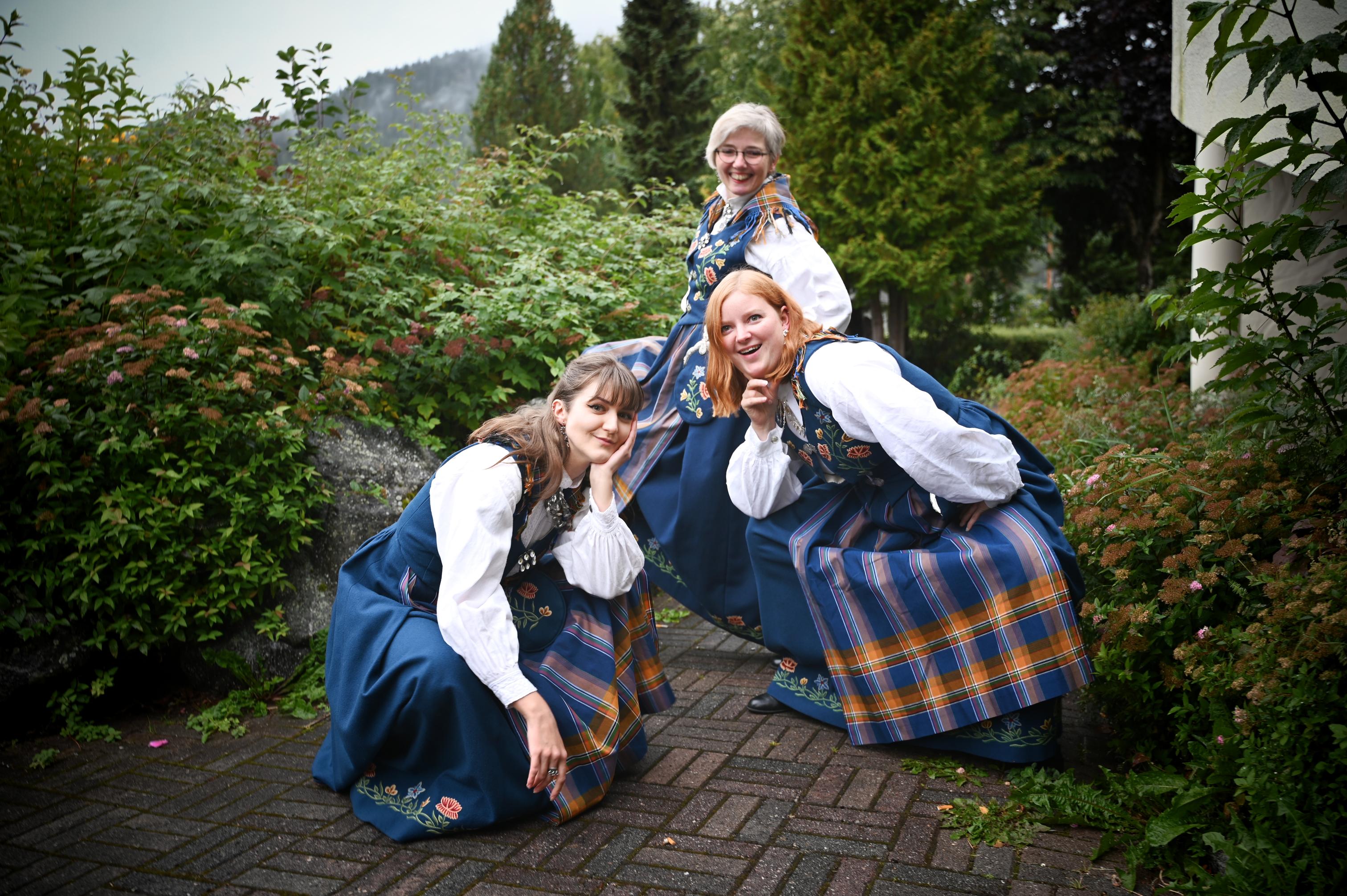 tre kvinner i Nordlandsbunad