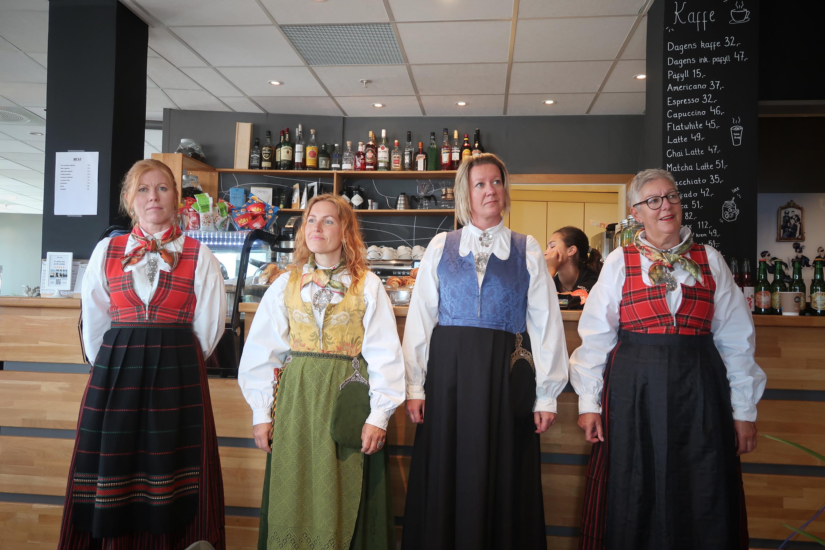 Fire damer i bunad ståande.  Frå venstre: Linda Aaboen, Torunn Elise Kveen, Kristin Teigen Stasvik og Kjærsti Gangsø