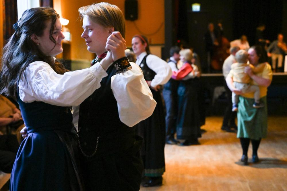 Eit ungt par dansar i bunad på landsmøtefesten til Noregs Ungdomslag
