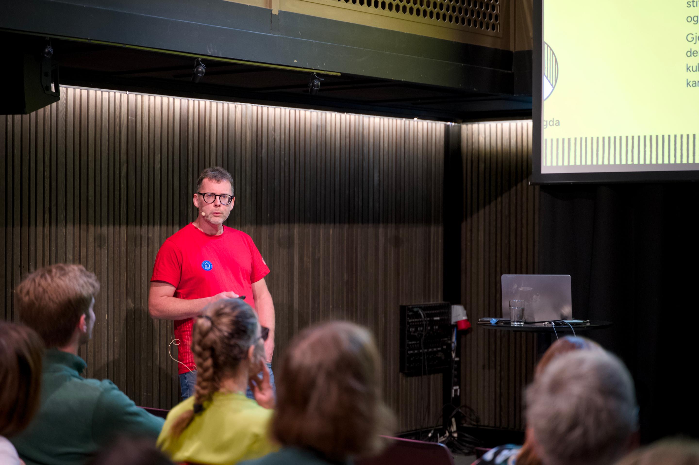 Kristoffer Knagenhjelm pratar om huset i bygda under kulturarenakonferansen 