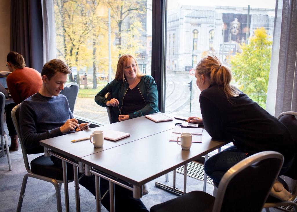 Votering under landsmøte. Deltakarar held gule voteringslappar med tal på i lufta. 