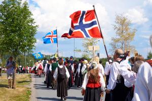 menneske som går i tog med norske og islandske flagg