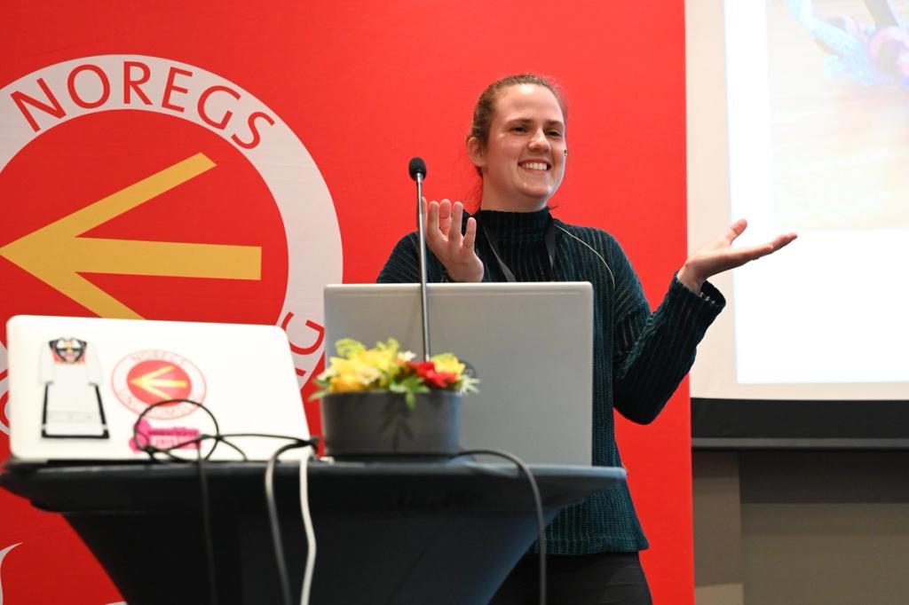 Marit Kvamen på talarstolen under landsmøte til Noregs Ungdomslag