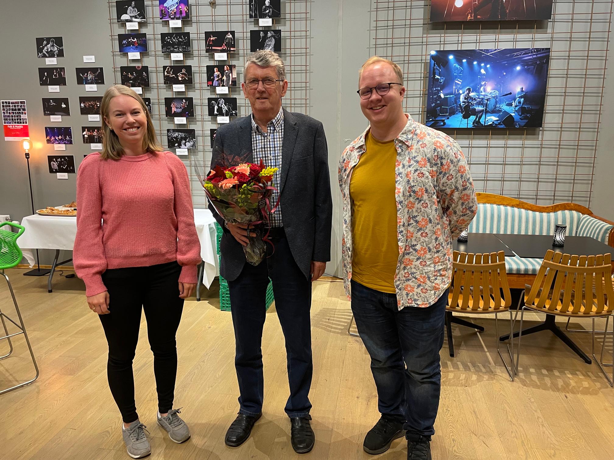 F.v.: Solveig Brekke Hauknes (folkedansrådgjevar i Noregs Ungdomslag), Dag Vårdal (prisvinnar) og Torbjørn Bergwitz Lauen (leiar i Noregs Ungdomslag). Foto: Kai Roger Vatne