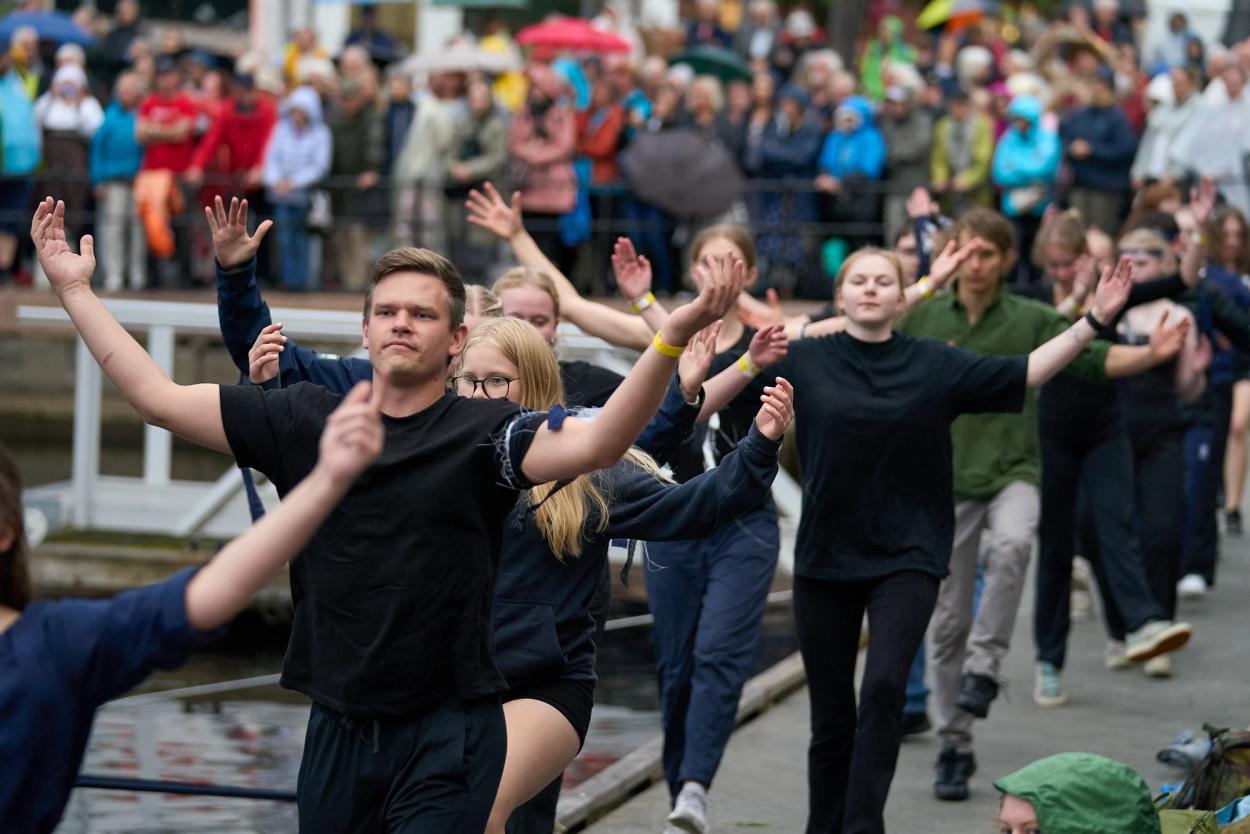 Ungdom frå Nordisk sommarleir dansar på åpningsseremonien på NORDLEK 2024