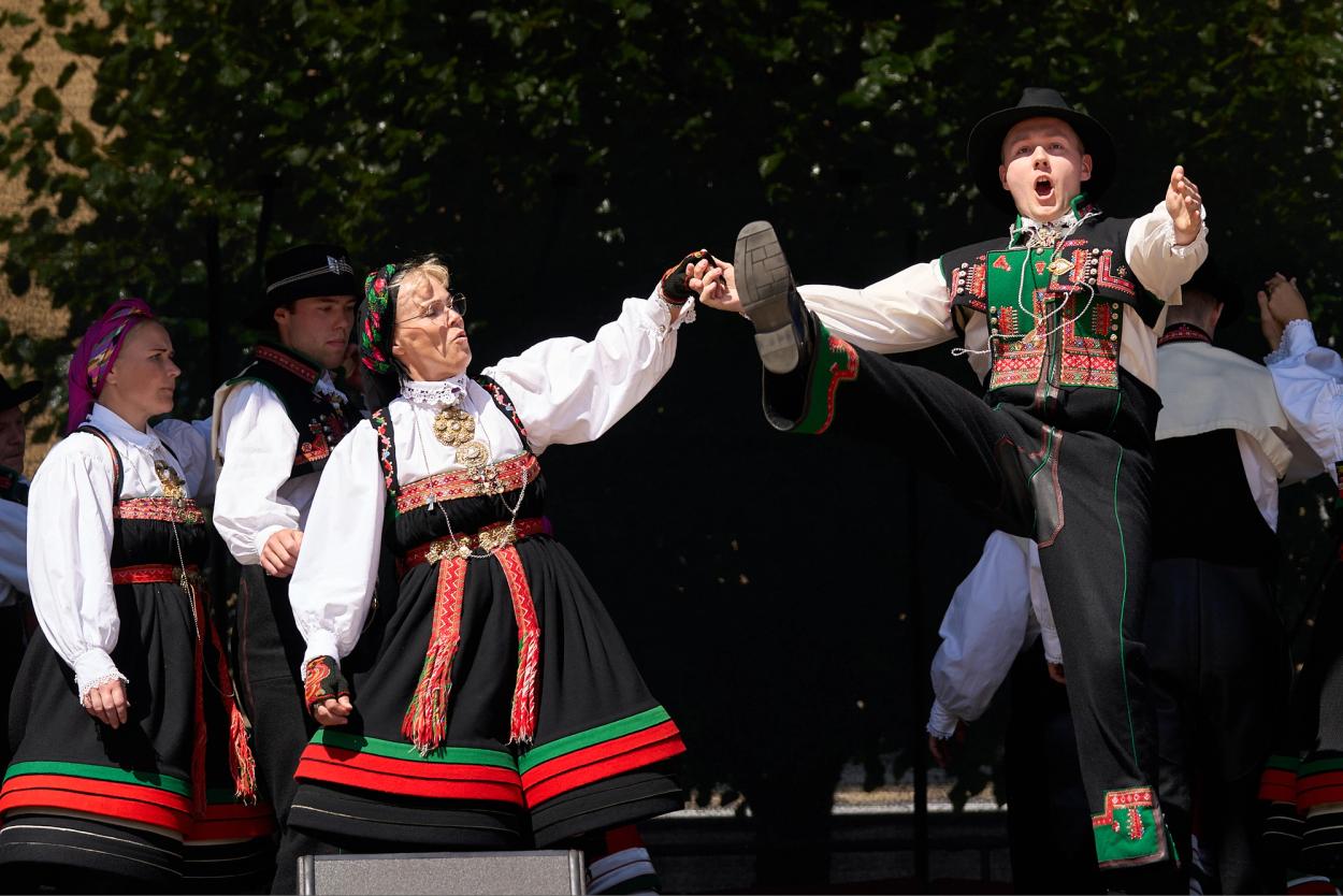 dansarar på scena i setesdalsbunadar