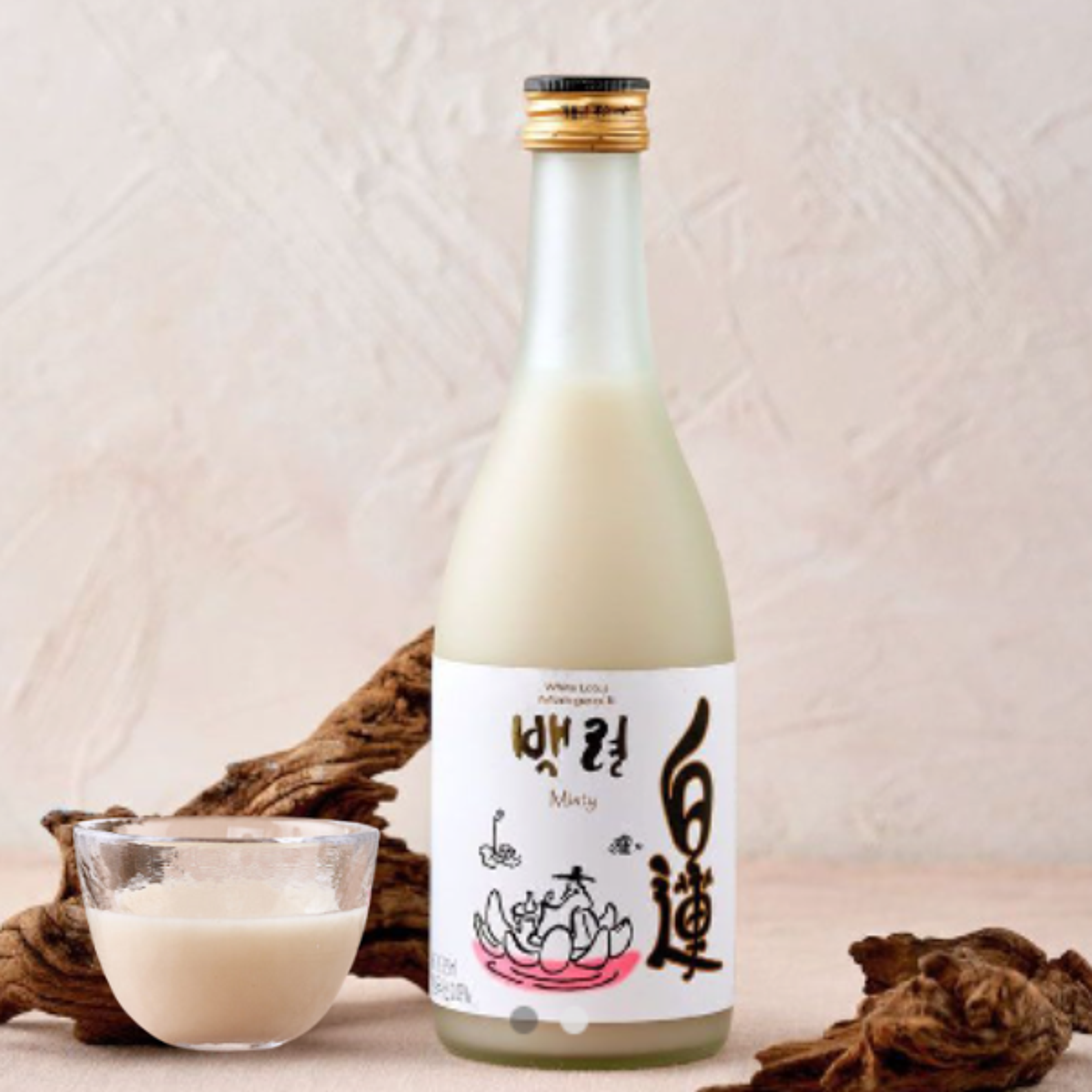 Vorderansicht der ECA x SOOLDAMHWA Baengnyeon Misty Makgeolli Flasche: Zeigt das elegante Design und die stilvolle Verpackung.