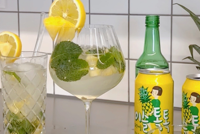 Jinro Soju mit gratis Ananas-Cocktail