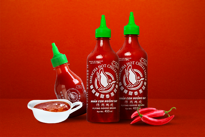 Geöffnete-Flasche-FLYING-GOOSE-Sriracha-mit-sichtbarer-scharfer-Sauce