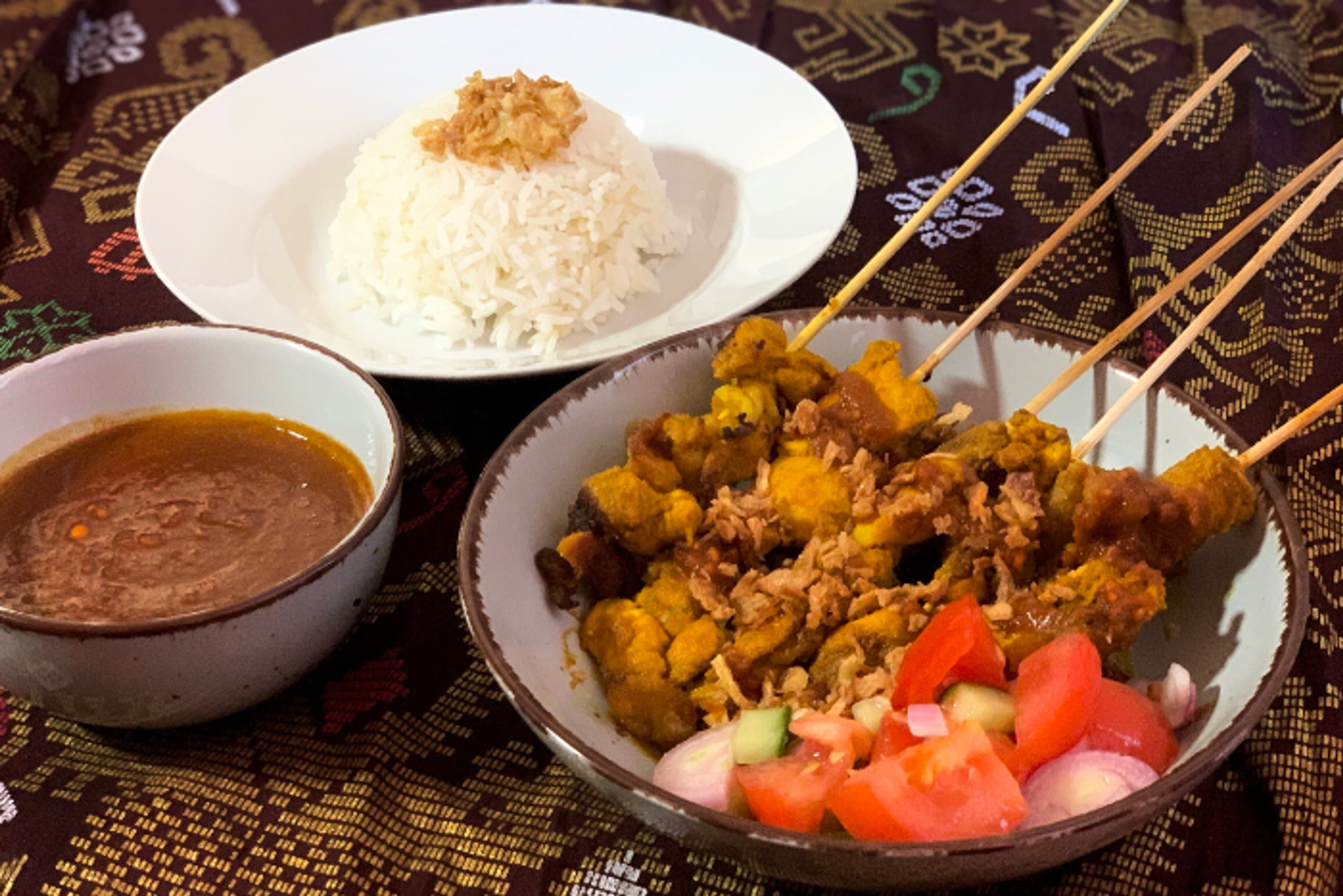 Sate Ayam: Köstliche Hühnerspieße mit Erdnusssauce