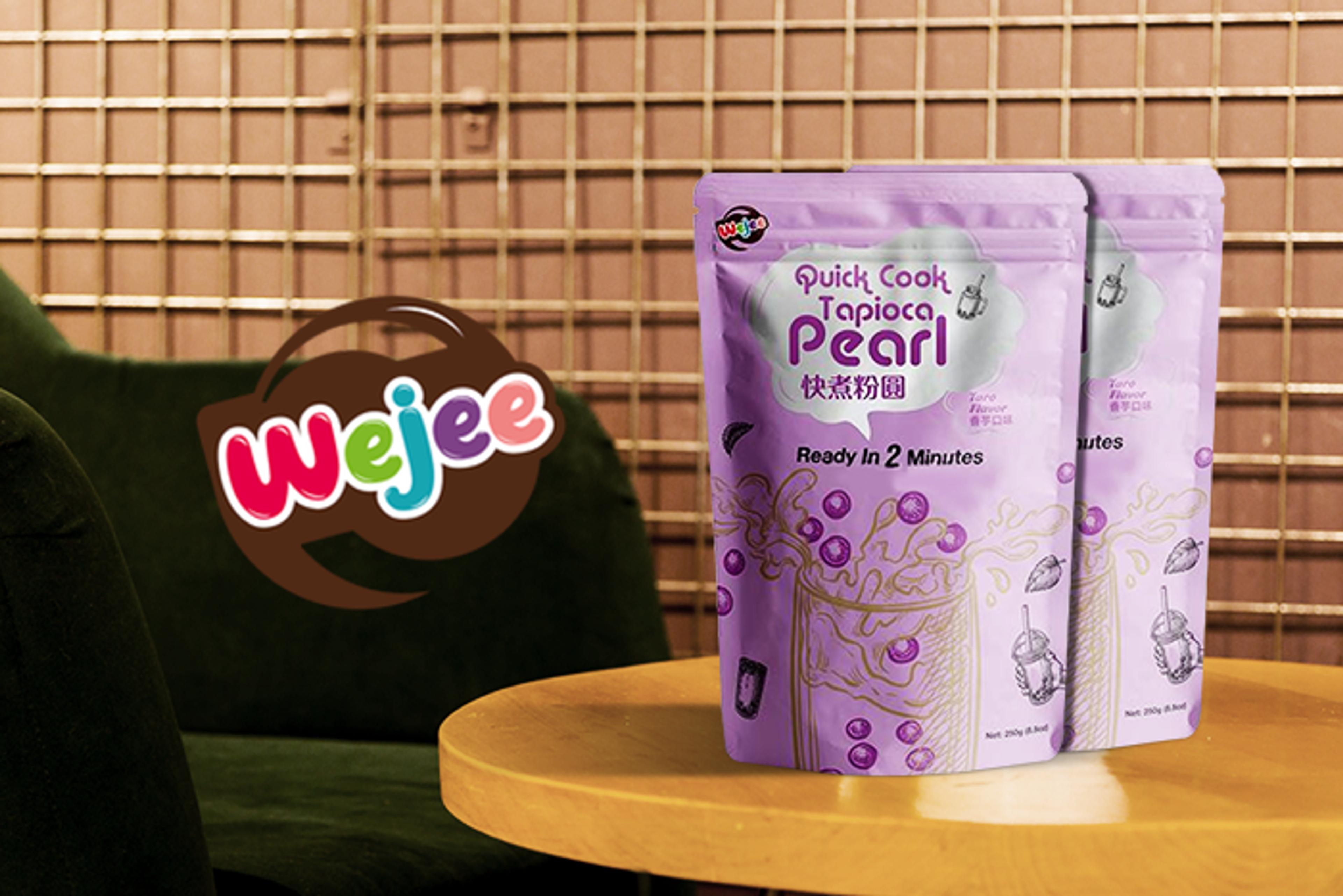 Wejee Quick Cook Tapioka Pearl Taro 250g - Taro Bubble Tea serviert mit Tapiokaperlen.