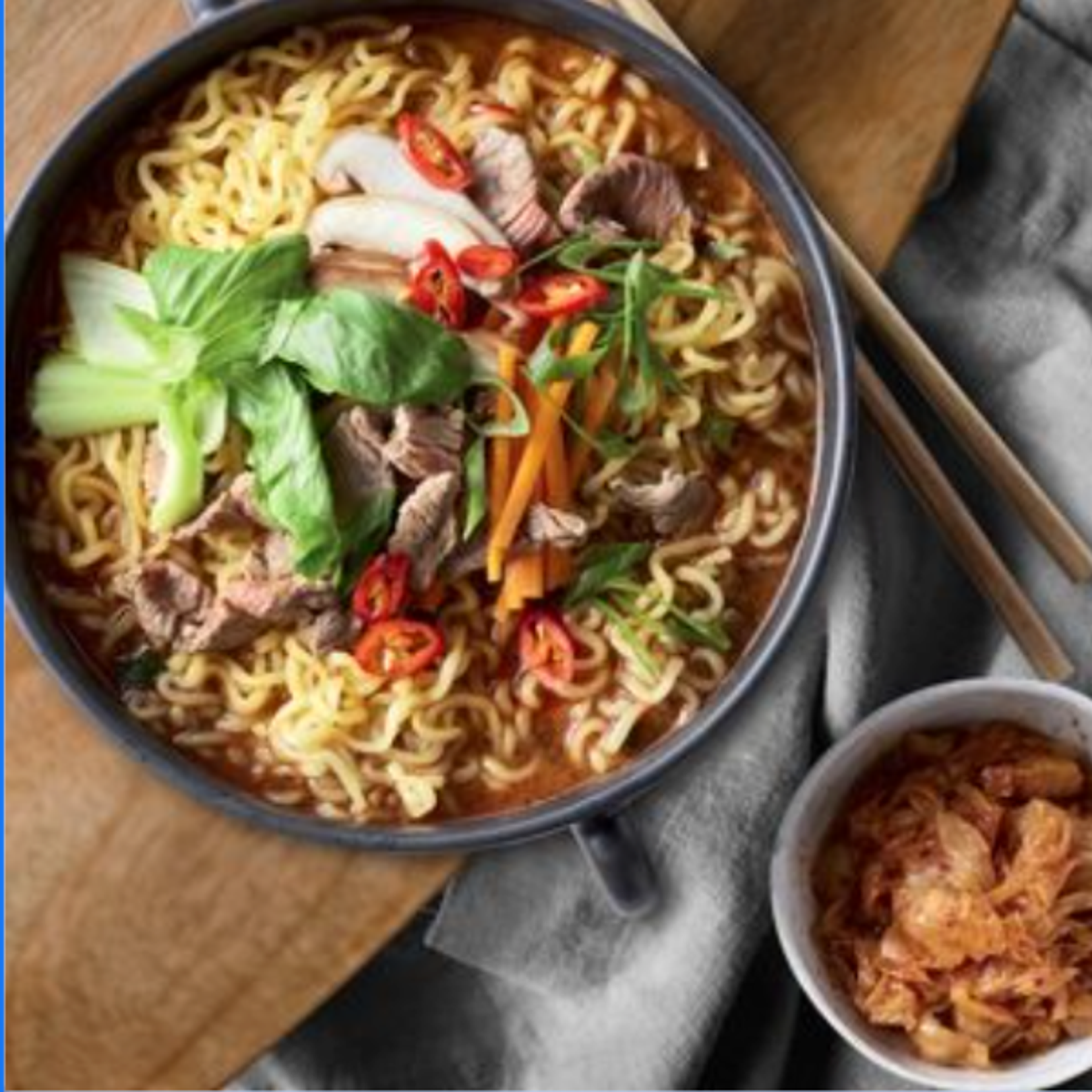 Nahaufnahme der Nudeln: Präsentiert die perfekte Konsistenz der Premium-Ramyun-Nudeln.