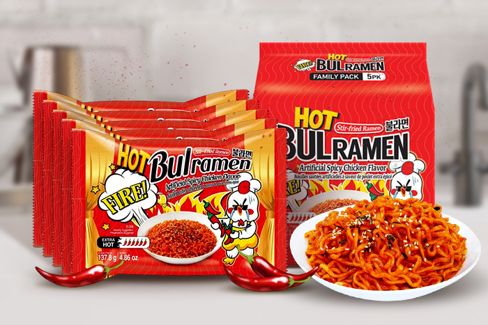 Bulramen Extra Hot serviert in einer Schüssel – eine ansprechende Portion der extra scharfen Nudeln, appetitlich garniert