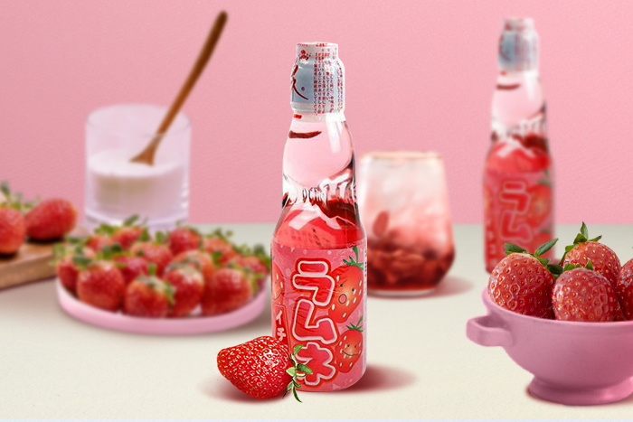Hata Ramune Erdbeere als Teil eines entspannten Nachmittags – arrangiert mit Snacks, ideal für eine Auszeit oder einen Moment des Genusses