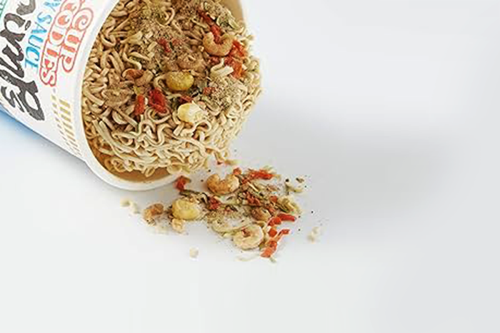 Nissin Cup Nudeln Sojasoße Garnelen 63g - Eine Nahaufnahme von Nissin Cup Noodles Sojasauce Shrimps mit Garnelen und Gemüse