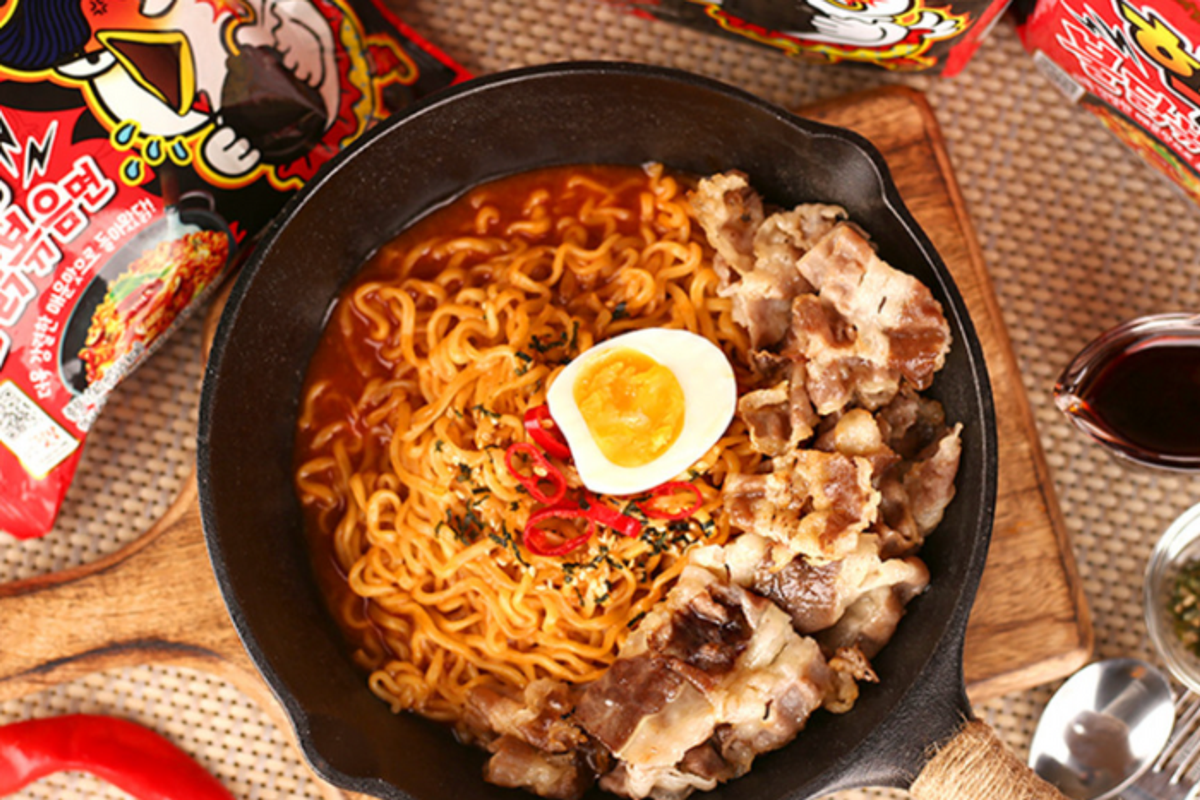 Zubereitung von Samyang Buldak 2 x Spicy Hot Chicken Ramyeon in einem Topf mit einem Ei und Rindfleisch