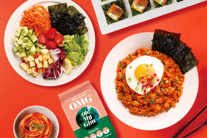Nahaufnahme-der-Oh-My-Gim-Kimchi-Seetang-Snacks-zeigt-die-Textur-und-Farbe