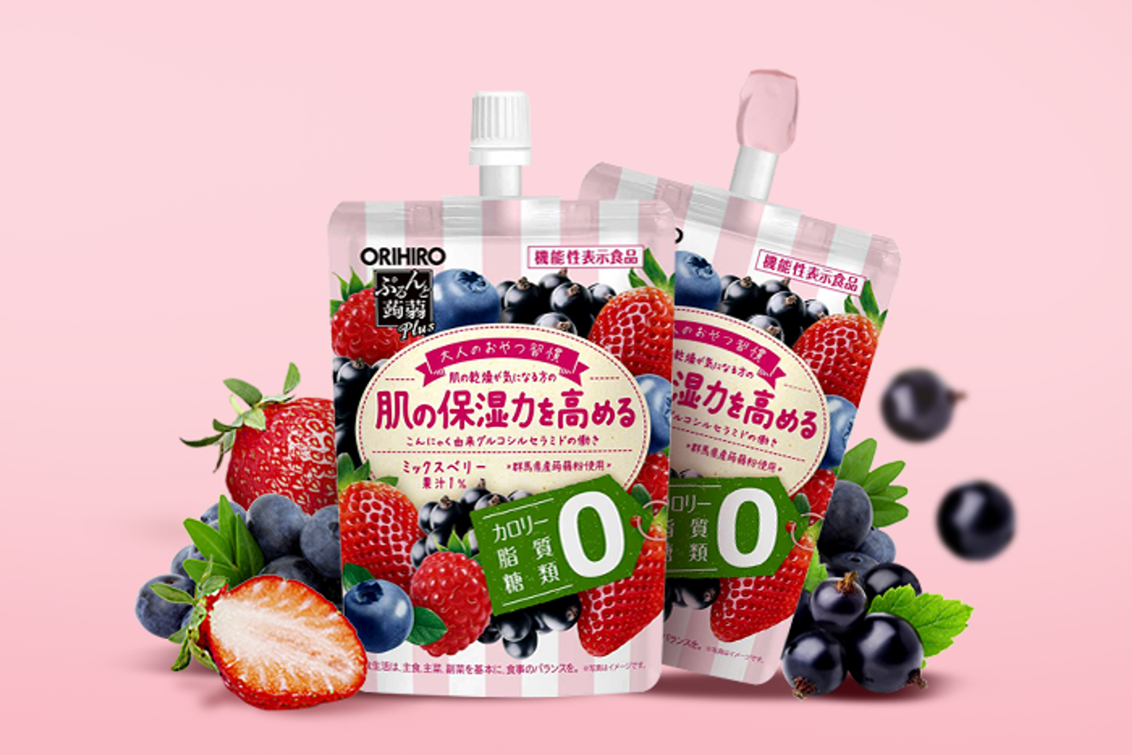 Ein ORIHIRO Puru Puru Konjac Jelly Drink Mischbeeren-Geschmack Pouch, geöffnet und bereit zum Verzehr.