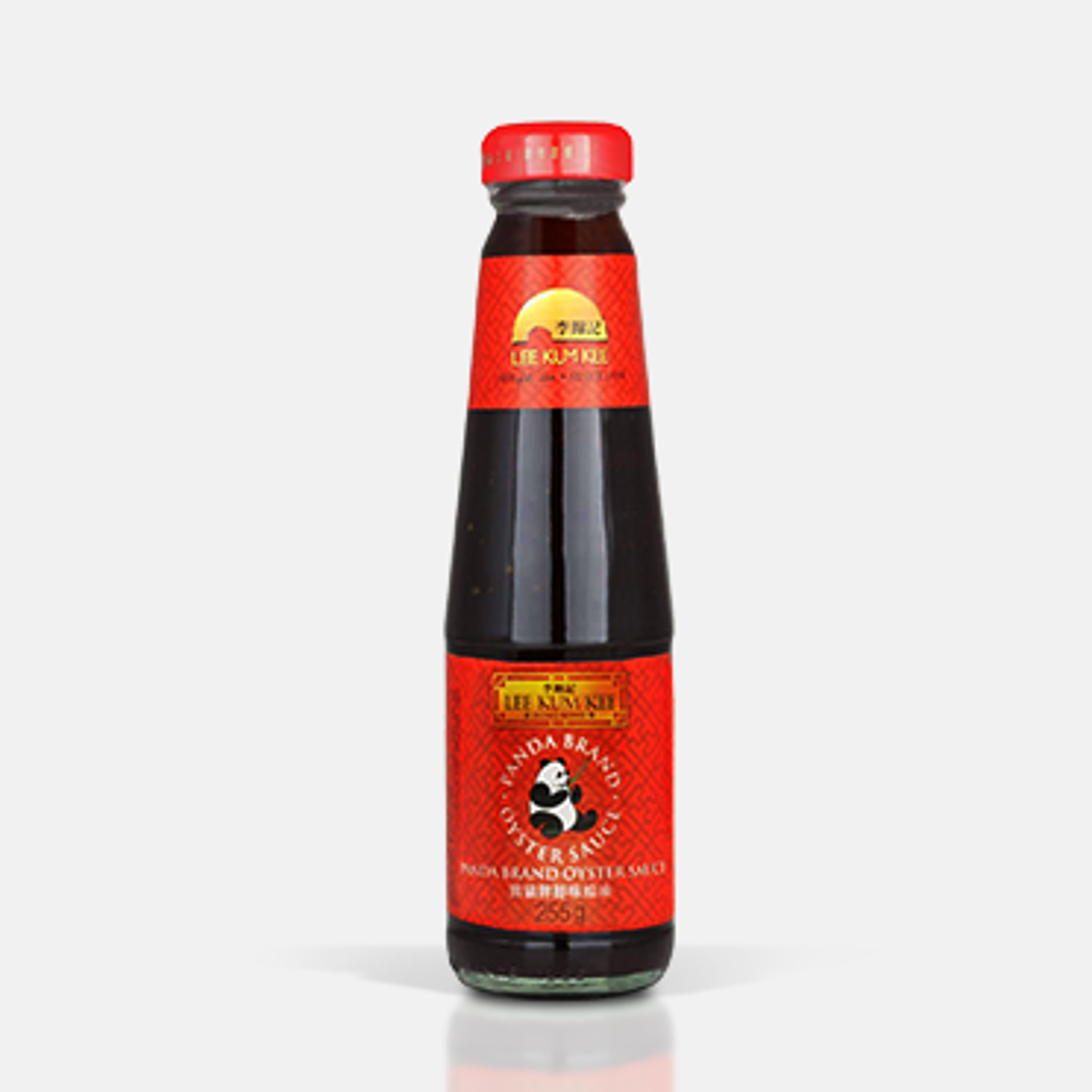 Eine Flasche LEE KUM KEE Oystersauce Panda 255 ml auf einem weißen Hintergrund