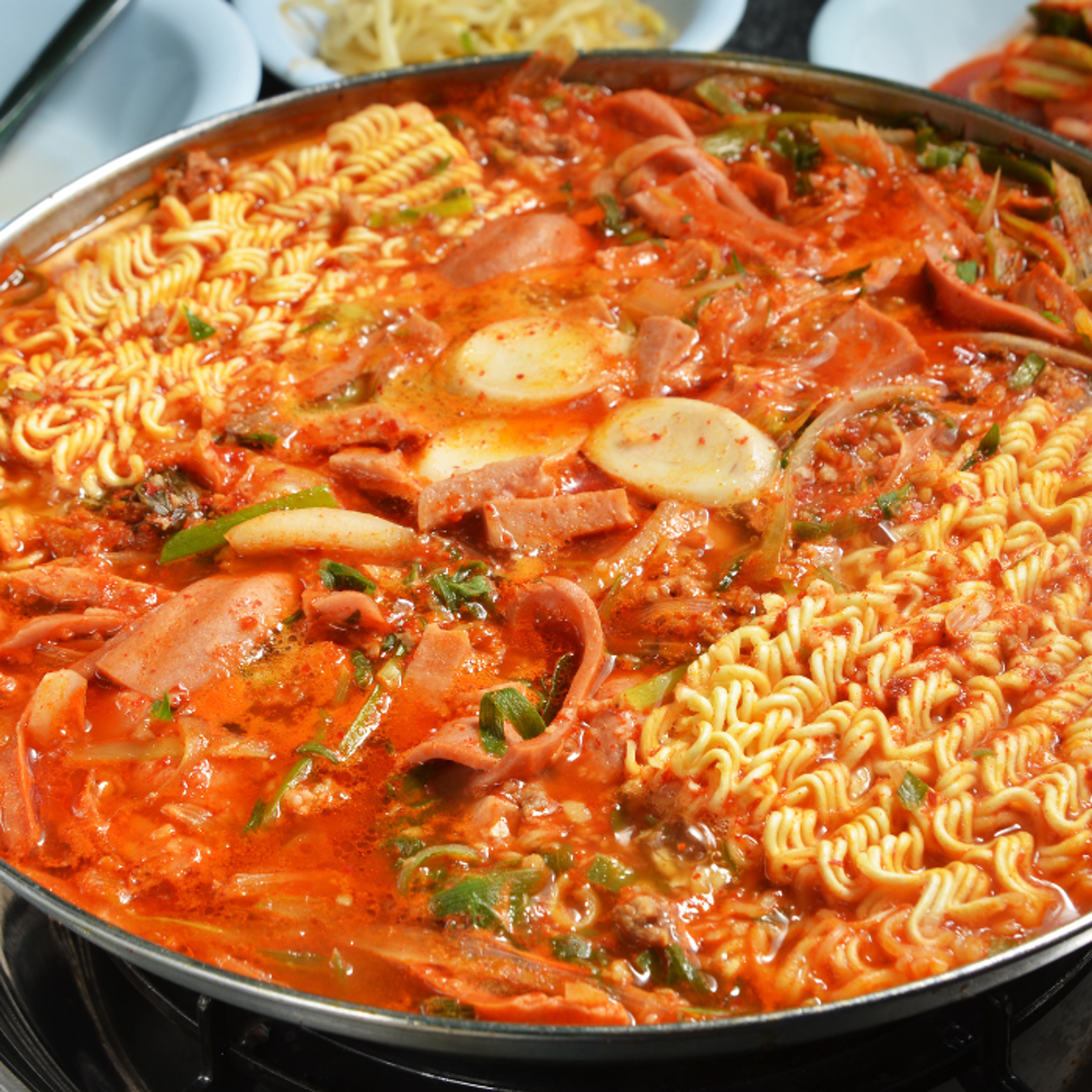 Budaejjigae mit Würsten, Ramyeon, Eier, Käse