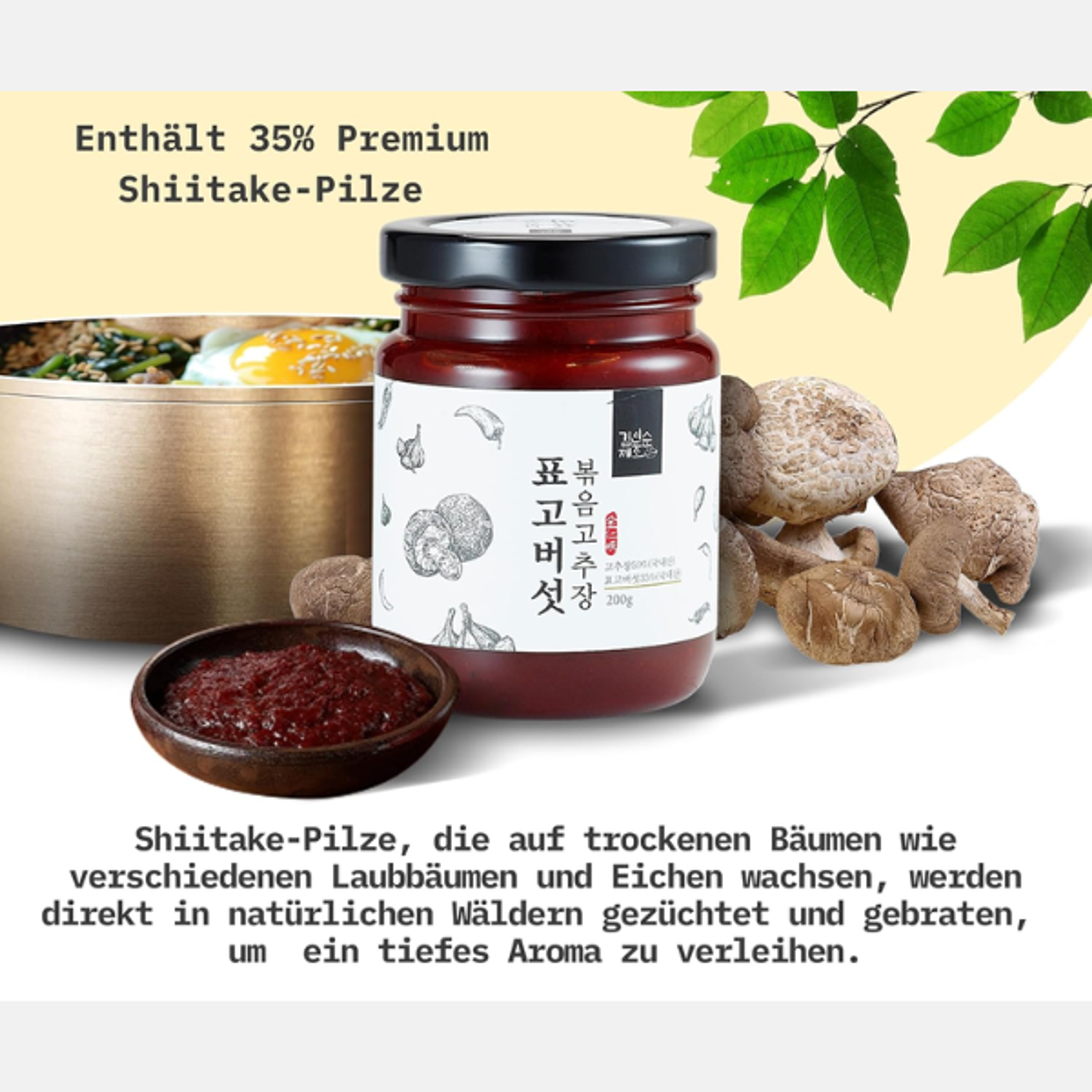 Nahaufnahme der Chilipaste mit Shiitake-Pilzen – betont die tiefe, rote Farbe und die sichtbaren Pilzstücke.