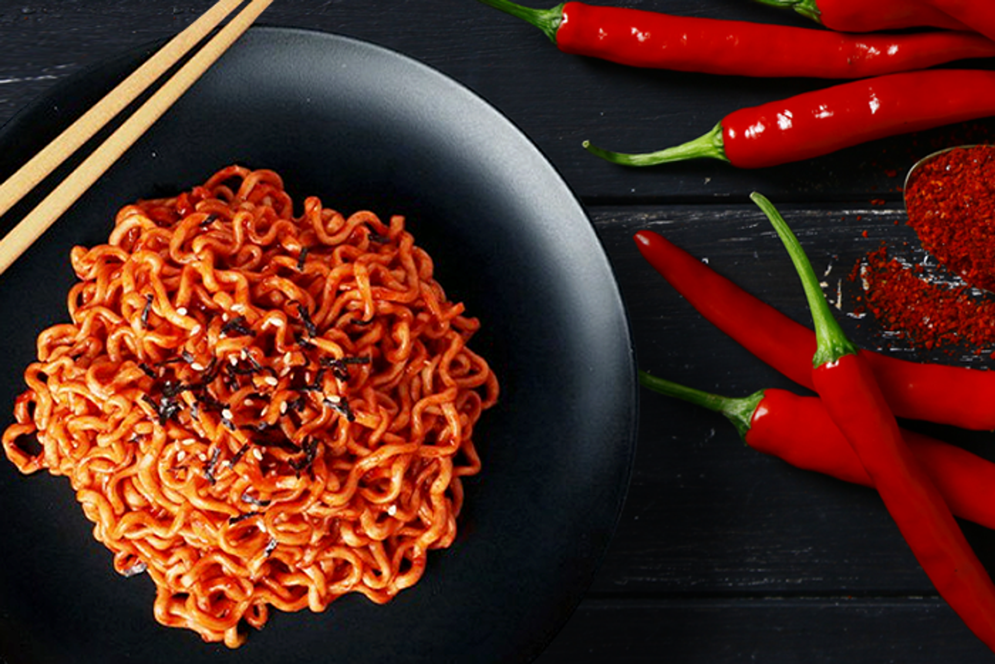 Zubereitete Schüssel Bulramen Spicy Stir-fried Ramen, bereit zum Genießen