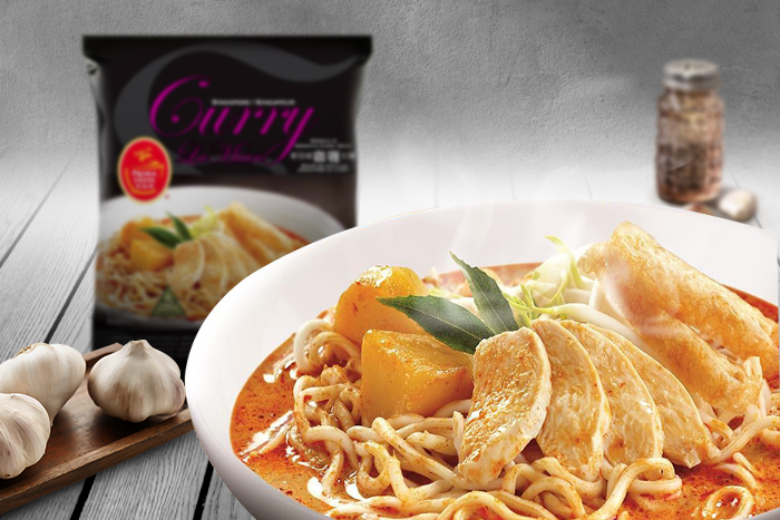 Singapore Curry Nudeln als Teil eines Mahlzeitszenarios – perfekt arrangiert für ein geschmackvolles Essen