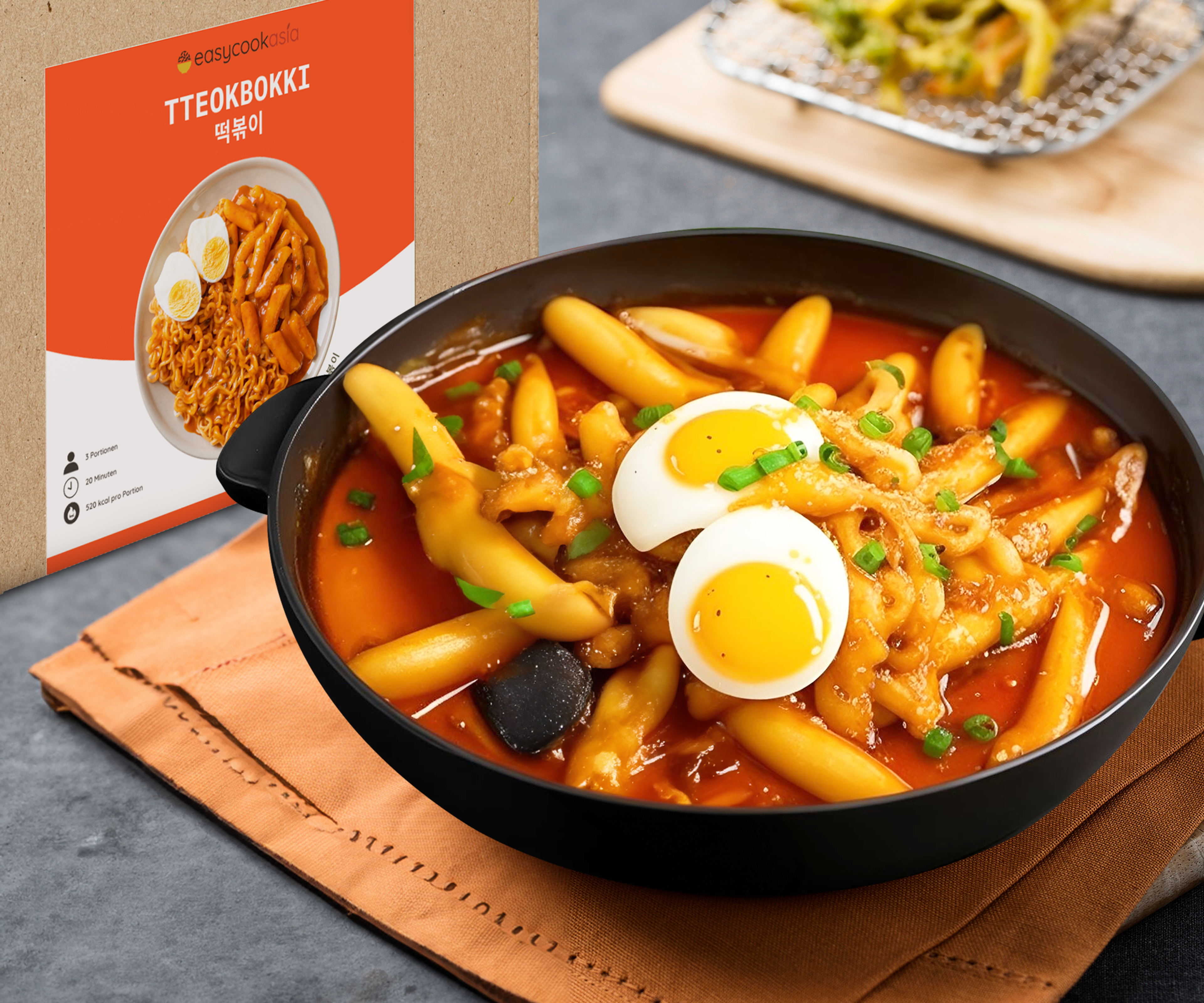 Nahaufnahme der Tteokbokki-Zutaten: Zeigt die frischen Reiskuchen und die Würzsauce.