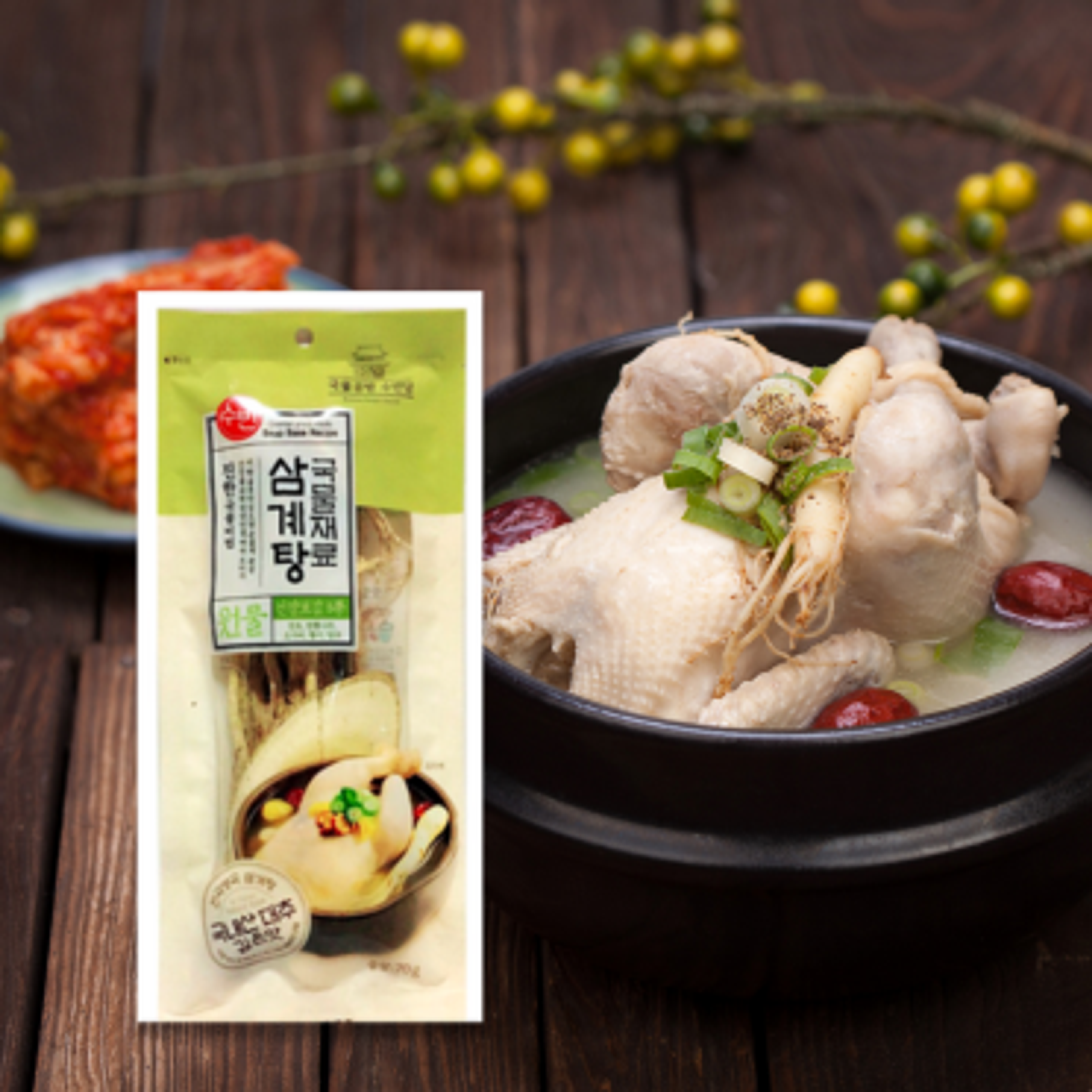 Nahaufnahme der Zutaten für Samgyetang: Huhn, Ginseng, Datteln und Knoblauch.