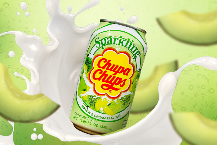 Nahaufnahme von Chupa Chups Melon Cream Soda, zeigt die sprudelnde Textur