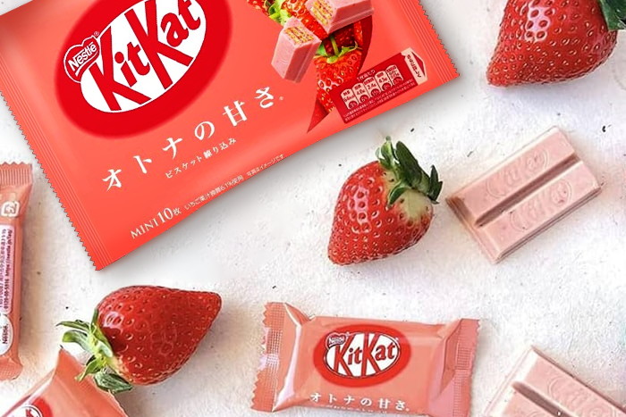 Kitkat-Mini-Erdbeer-10-Stück-Verpackung-auf-einem-hellen-Hintergrund