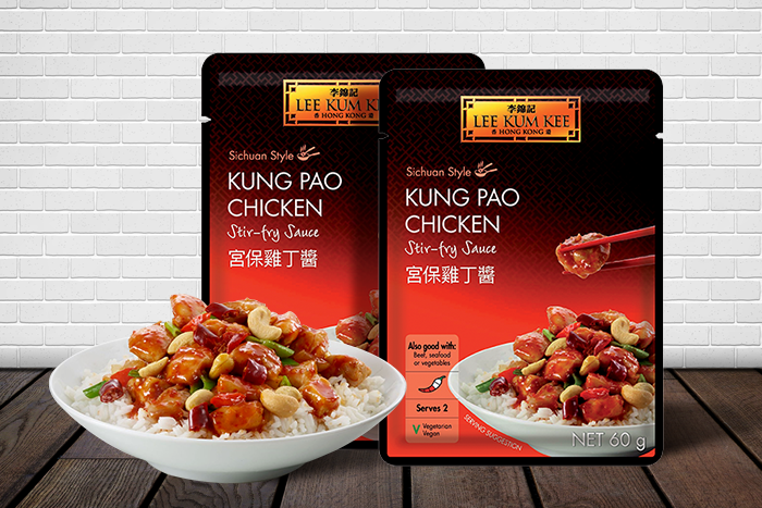 Nahaufnahme der LEE KUM KEE Kung Pao Chicken Sauce, die die dicke und glänzende Textur zeigt