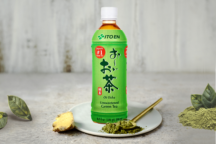 Ito En Oi Ocha Grüner Tee 500ml Flasche, hervorgehoben durch ihr klares Design