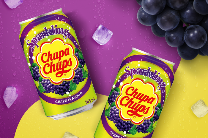 Freunde genießen gemeinsam Chupa Chups Grape Soda