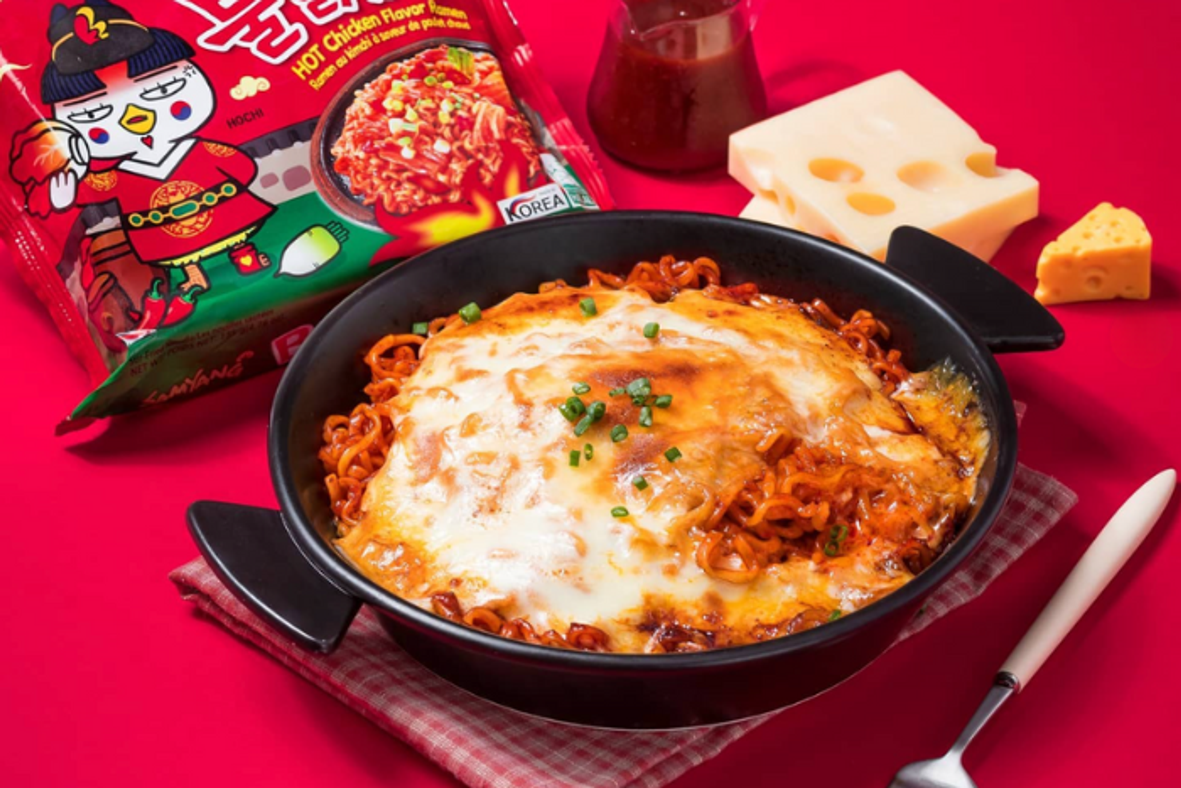 Samyang Buldak Kimchi Ramyeon mit geschmolzenem Käse