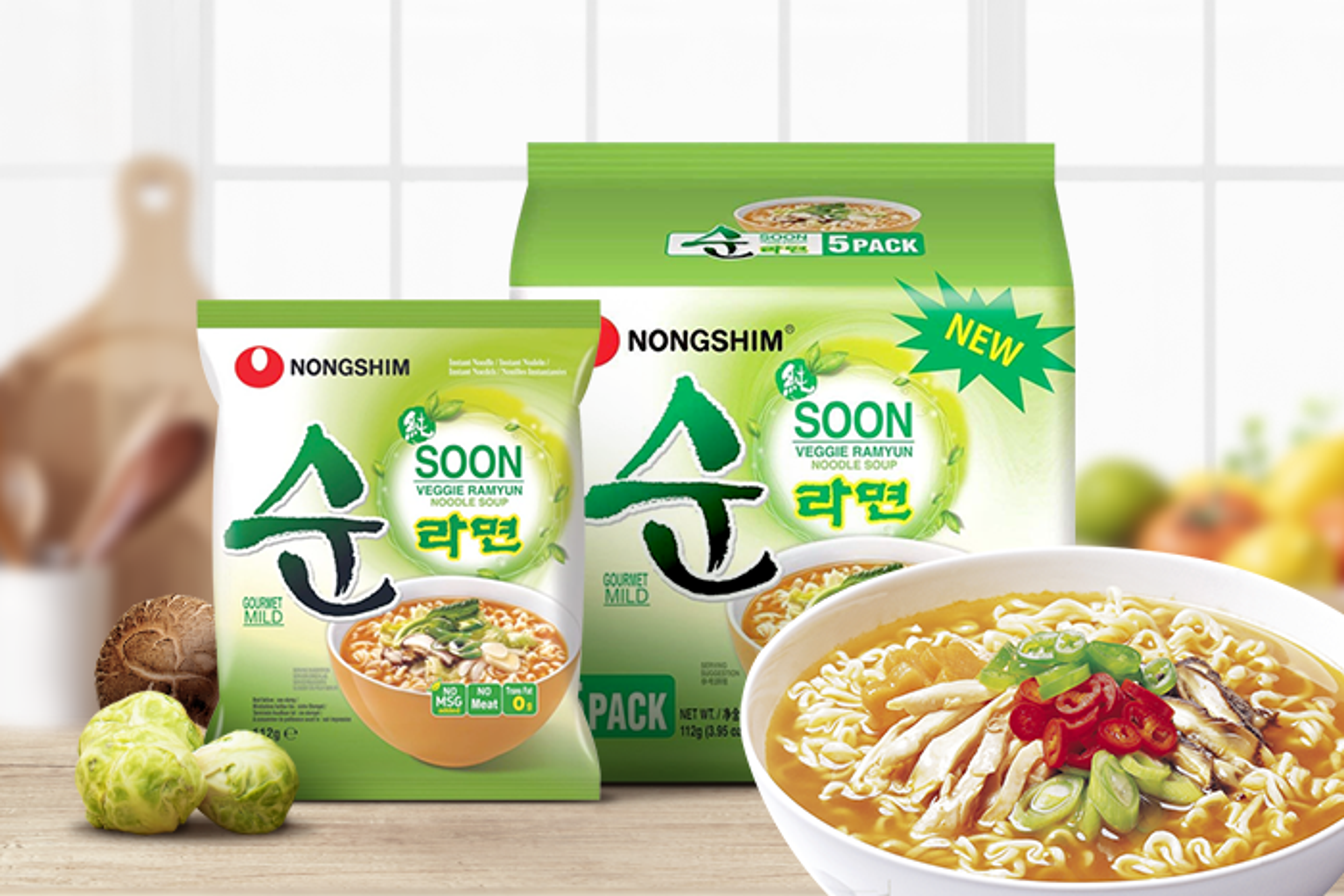 Einzelne Ramen-Packung geöffnet und servierbereit.