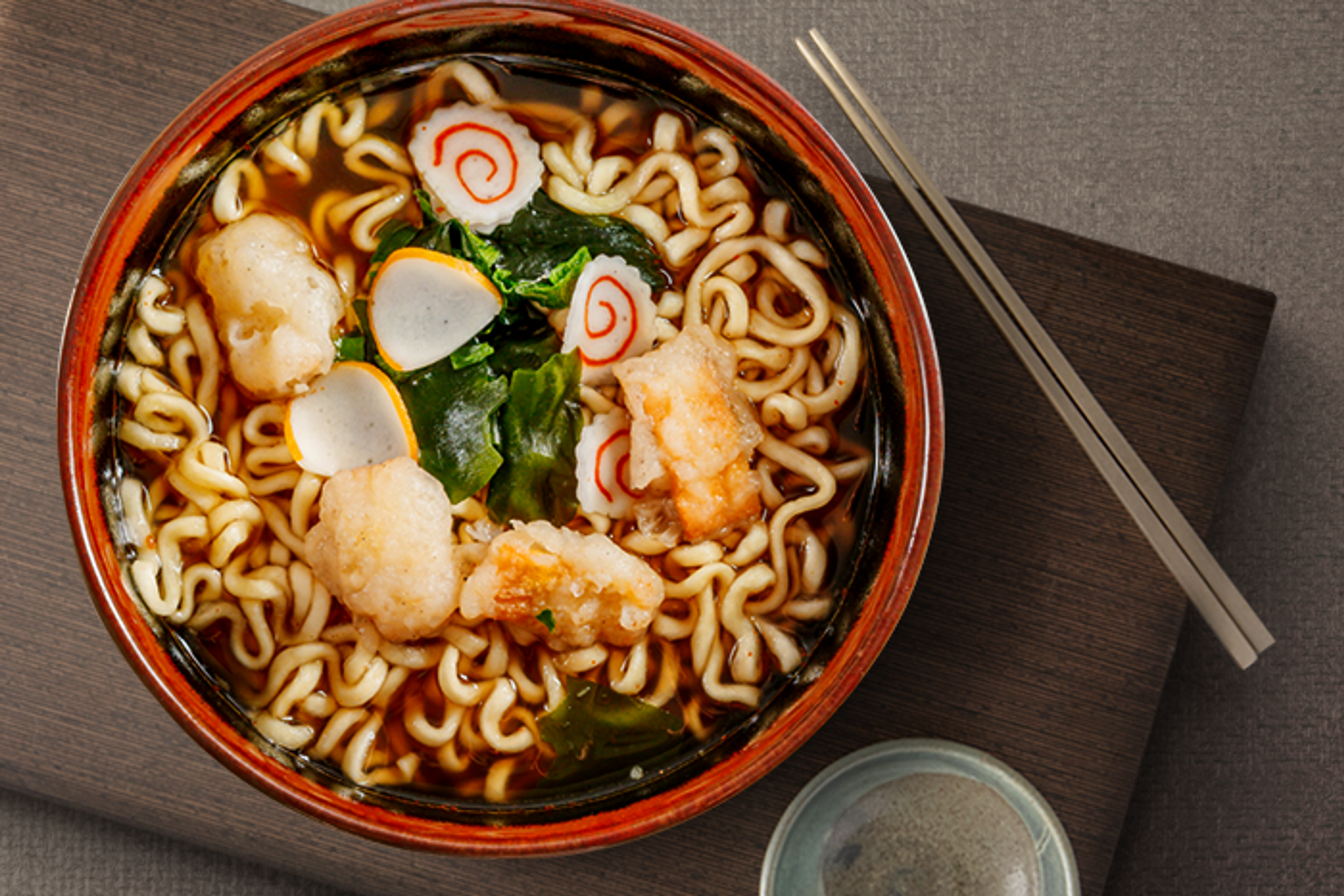 Schritt-für-Schritt-Anleitung zur Zubereitung von Nongshim Tempura Ramen – heißes Wasser hinzufügen und ziehen lassen.