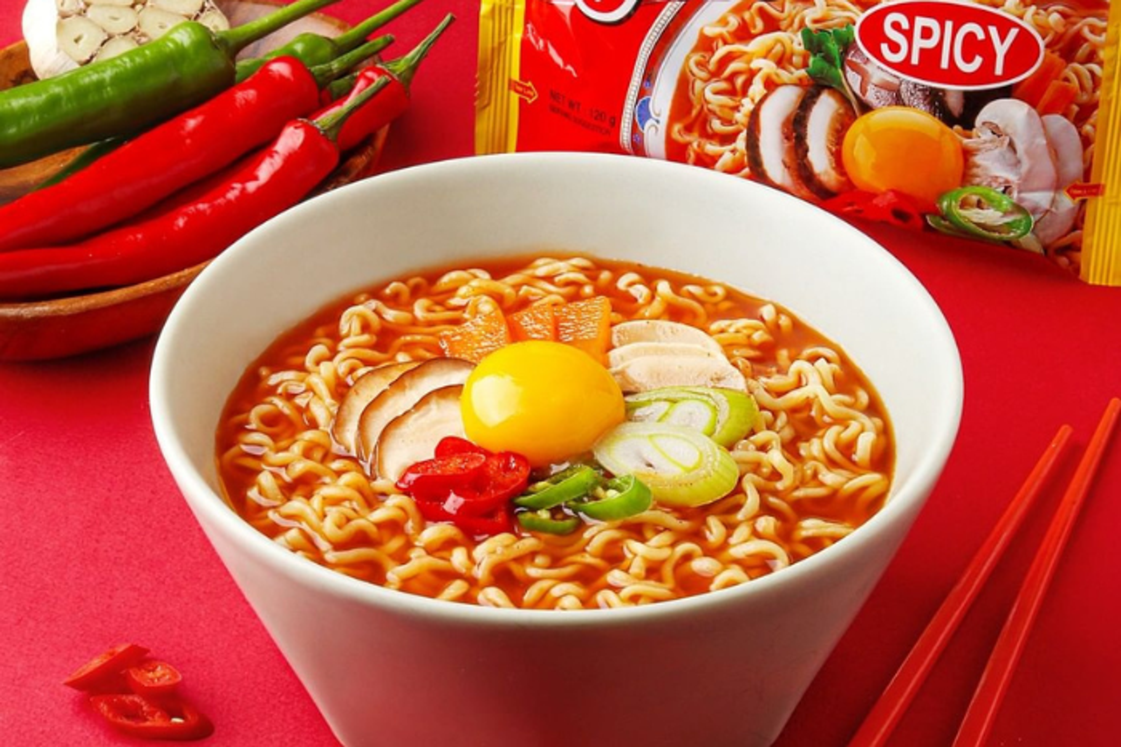 Servierte Schüssel mit Jin Ramen Spicy und Gemüse