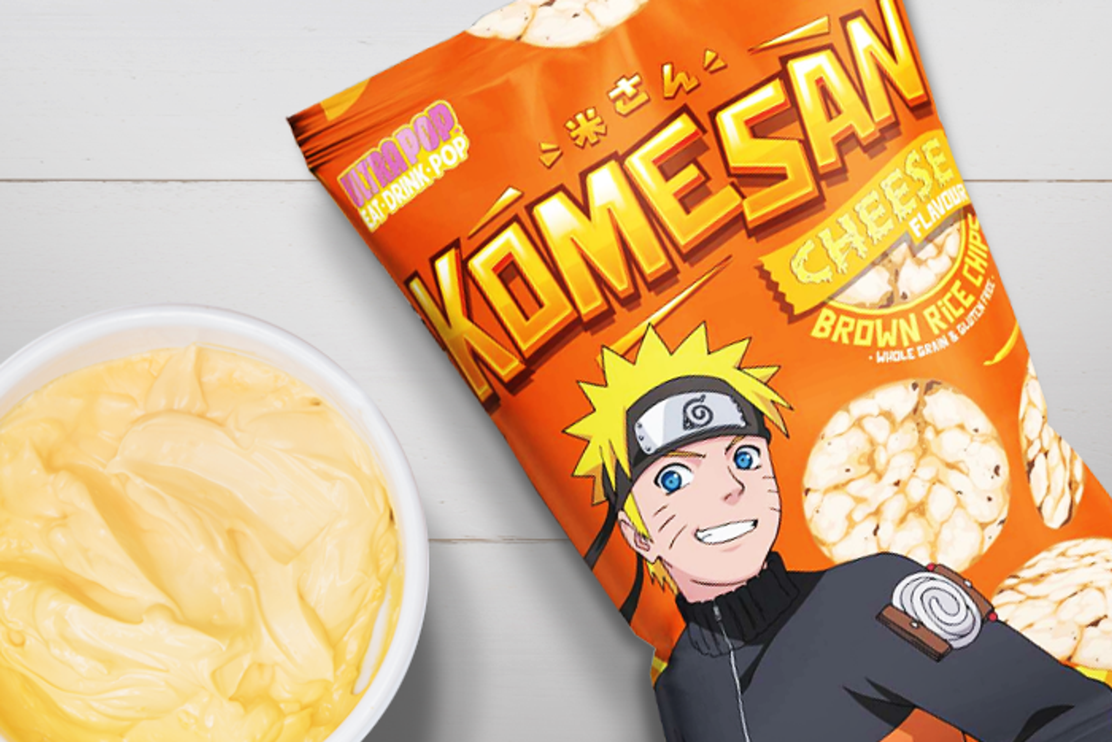 Knusprige-Brown-Rice-Chips-mit-Käsegeschmack-auf-einem-Teller