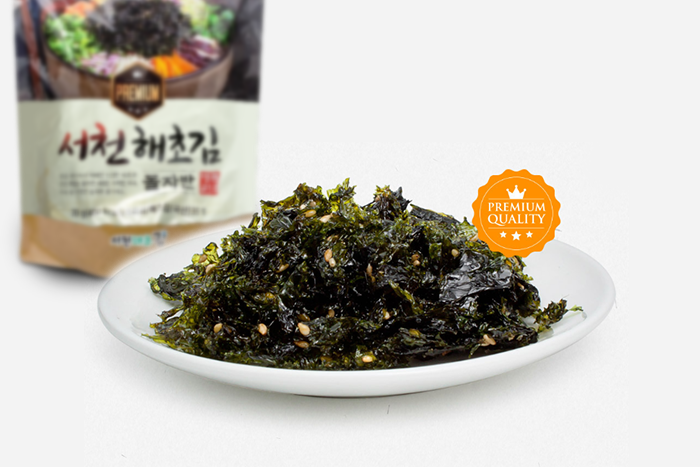 Knusprige-Seocheon-Algenflocken-in-einer-weißen-Schale, servierfertig für asiatische Rezepte