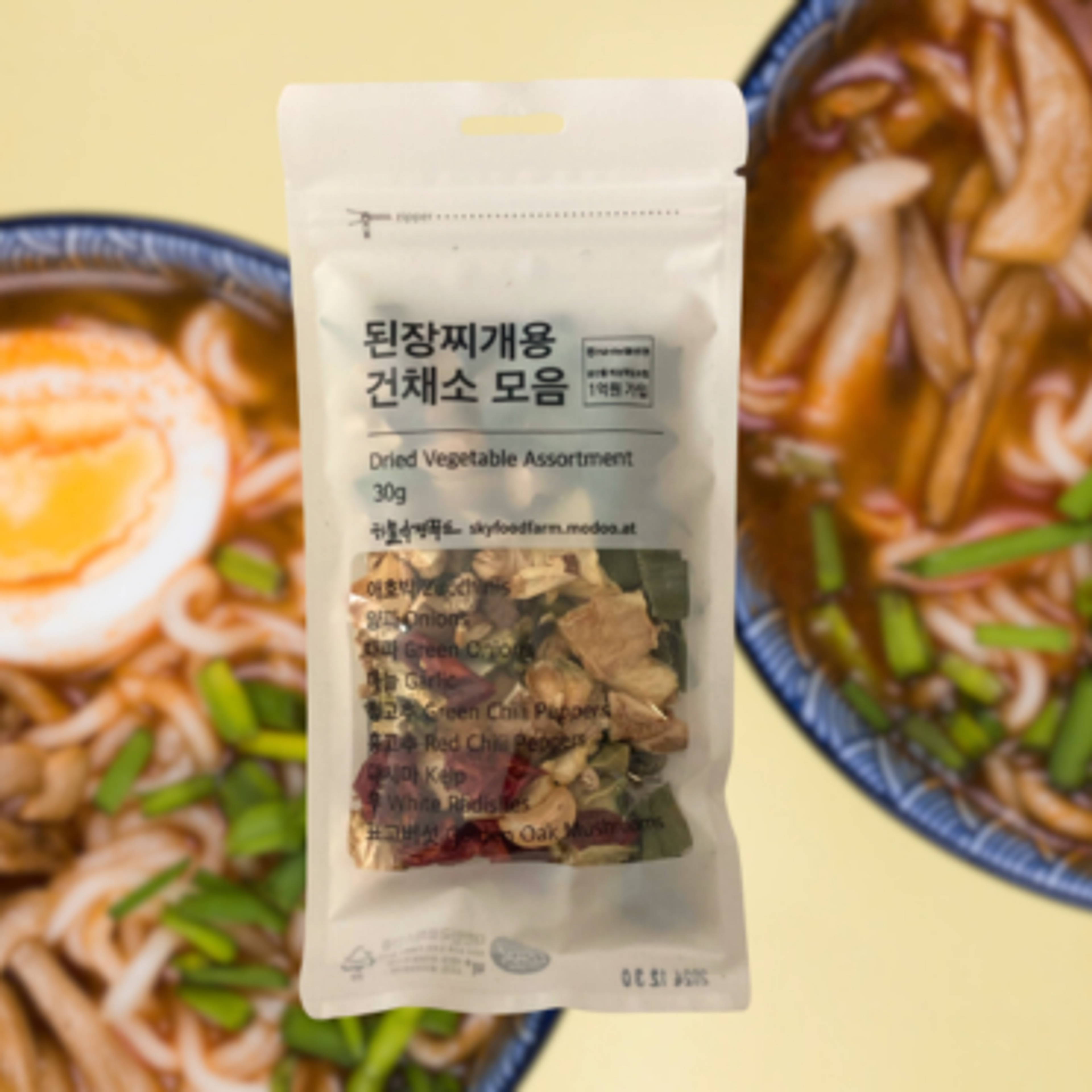 Vorderansicht der Dried Vegetable Assortment für Doenjang-Jjigae 30g Packung.